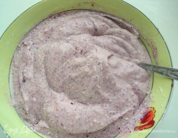 Отложить 1/3 творожной массы и добавить в нее чернику, протертую с сахаром, и вторую половину пачки пудинга, хорошо перемешать.