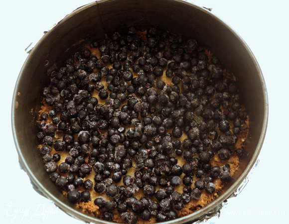 Форму с основой обернуть фольгой. На основу из печенья высыпать замороженную чернику.