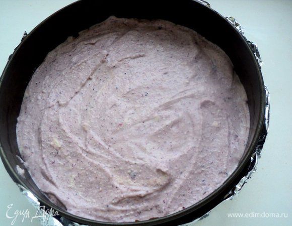 На чернику  выложить творожную массу  с перетертой черникой.