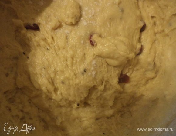 Добавить оставшуюся муку, тщательно вымесить.
Распаренный изюм и цукаты перемешать с горстью муки, добавить в тесто, вымесить. Оставить в тепле для подъёма.