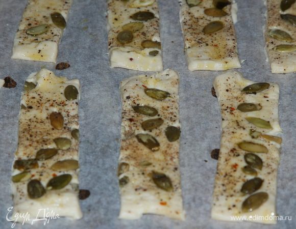Духовку разогреваем до 200 градусов. Противень выстилаем пергаментом, тесто нарезаем на полоски, в моем случае ширина полосок - 1,5 см и выкладываем на противень. Отправляем выпекаться.