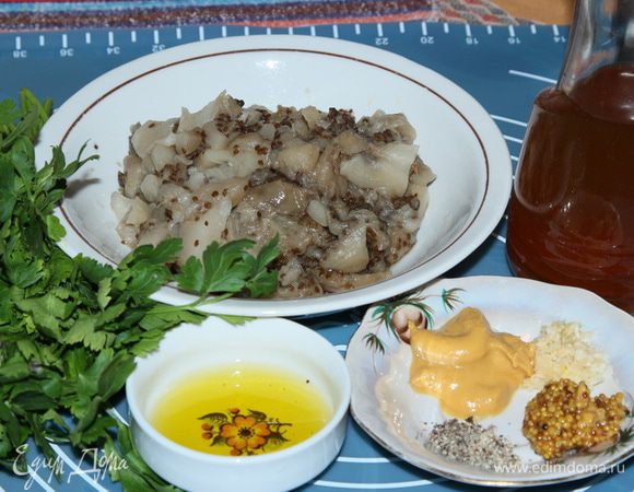 Пока выпекаются палочки - готовим дрессинг. Вот у меня готовый размороженный запеченный баклажан. Если баклажан свежий - запекаем его либо в духовке, либо, если есть такая возможность, на костре. Очищаем от кожицы.