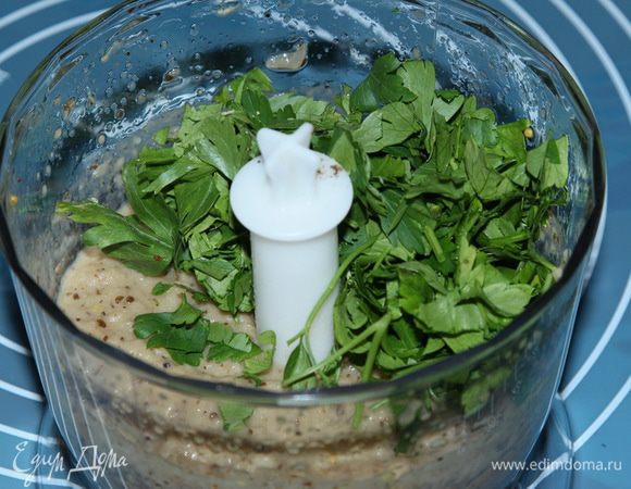 Затем режем зелень и добавляем к полученной массе.