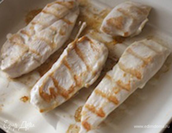 Итак, начать лучше всего с куриного филе, кто-то запекает его, кто-то отваривает, но я больше всего люблю филе, приготовленное на гриле: в домашних условиях можно воспользоваться современными сковородами-гриль, мне нравится, что курочка получается с зажаристой и румяной корочкой, и в то же время остается совсем нежирной.