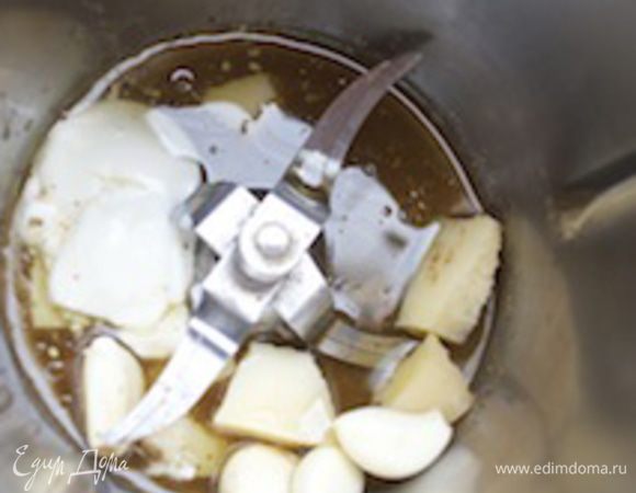 Параллельно можно приготовить соус. Я готовлю все в блендере, но если у вас его нет, можно потереть сыр на мелкой терке, воспользоваться прессом для чеснока и тщательно перемешать с остальными ингредиентами.