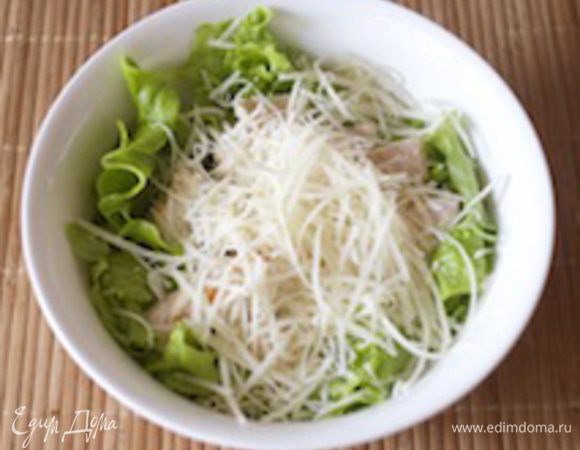 Присыпаем все тертым сыром.