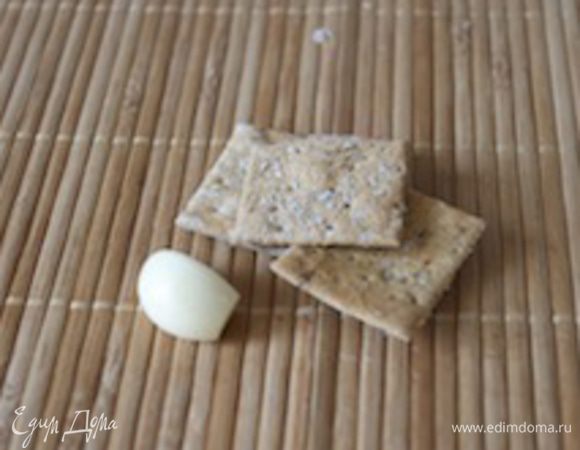 И завершающий этап – крутоны. Сегодня у меня немного ленивый вариант салата, я использую уже готовые минихлебцы, предварительно натерев их чесноком. На самом деле можно заморочится и поджарить настоящие чесночные гренки, с ними салат получается еще вкуснее, правда куда более калорийным.