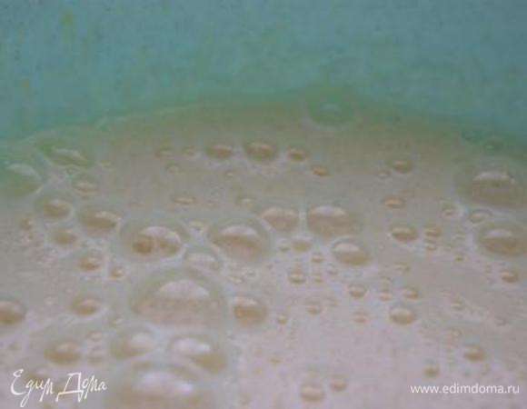 Яйца взбить с сахаром в пышную пену.