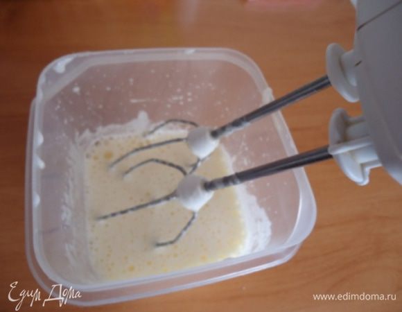 Яйца взбить с сахаром и маслом. Постепенно добавить муку и соль. ВАЖНО: не добавляйте всю муку сразу, у меня ушло  где-то 280 грамм, тесто лучше дольше мешать. Если тесто будет слишком крутым, лепешки выйдут плотными и не такими вкусными. 