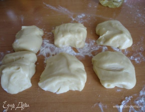 Выложить тесто на присыпанный стол и разделить на части.  У меня получилось 9 лепешек. СОВЕТ:  смажьте руки растительным маслом и тесто не будет липнуть. Сформируйте в шар и выложите на противень, разомните скалкой в круглую лепешку. 