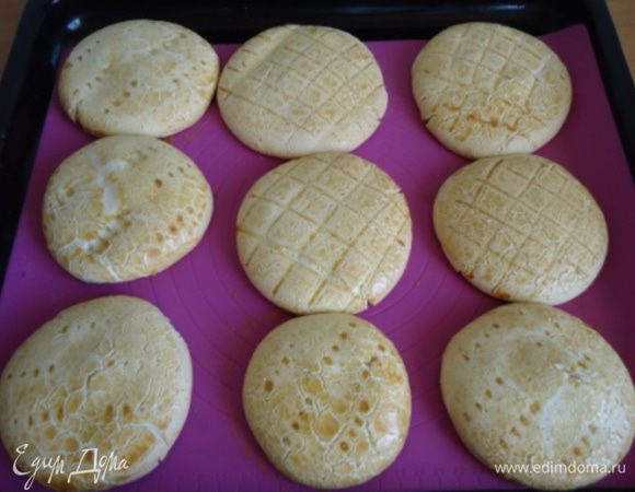 Наколите вилкой и сделайте узор, помажьте взбитым яйцом. Выпекайте в разогретой до 160* духовке 25-30 минут . 