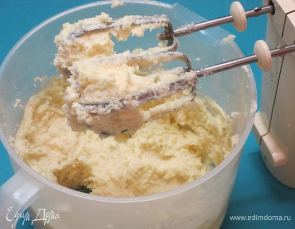 Масло взбить с сахаром.