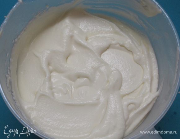 Добавить сметану (жирностью от 20%) и взбить до растворения сахара.