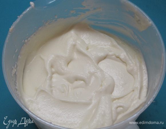 Разделить массу пополам. В половину добавить ванилин или ванильный сахар - это крем. Его пока отставить в сторону.