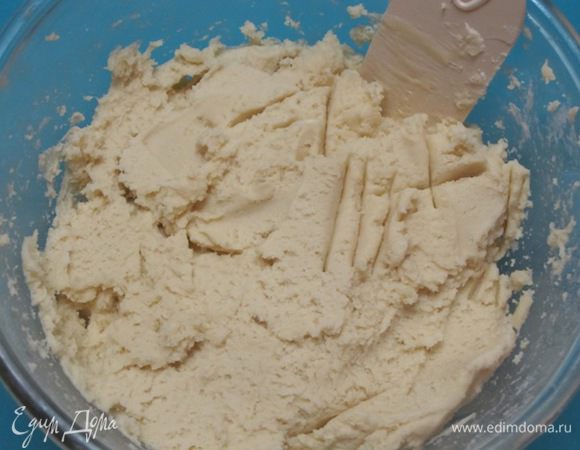 Во вторую половину массы добавить муку с разрыхлителем, перемешать до однородной массы.