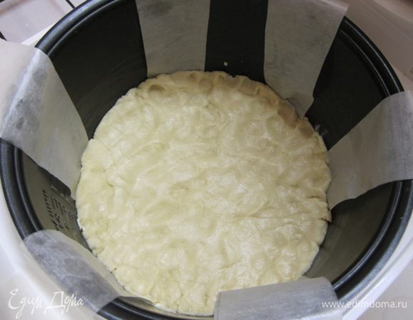 Выложить тесто в чашу мультиварки или в форму для выпечки. Выпекать по программе "Выпечка" 50 минут.