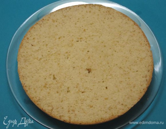 Аккуратно вынуть корж из чаши мультиварки (он очень нежный). Дать остыть и разрезать вдоль на 2-3 коржа. Удобнее это делать, подсовывая под разрезаемый корж тонкую разделочную доску.
