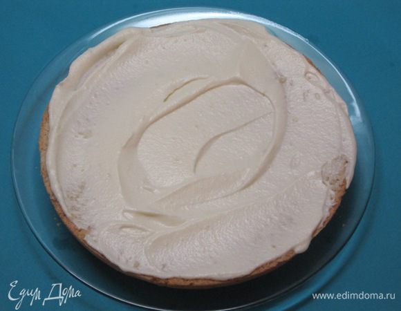 Обильно смазать коржи сметанным кремом.