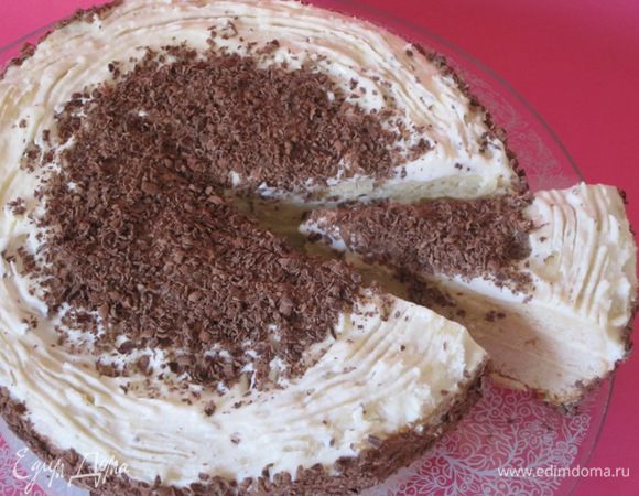Собрать торт. На бока и верх торта нанести крем, присыпать тертым шоколадом. Дать торту настояться в холодильнике минимум часов  6-8.  Можно даже оставить его на 1 день в холодильнике.