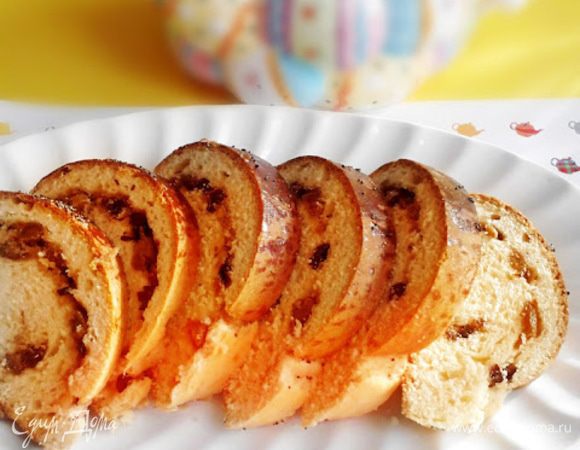 Делим тесто на 4 части и аккуратно раскатываем овальные лепешки. Выкладываем начинку (сахар+ изюм+ молотые грецкие орехи), заворачиваем в рулет. Оставляем на полчаса. 