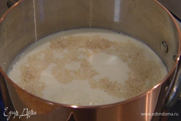 Рис залить молоком и варить 12–15 минут.