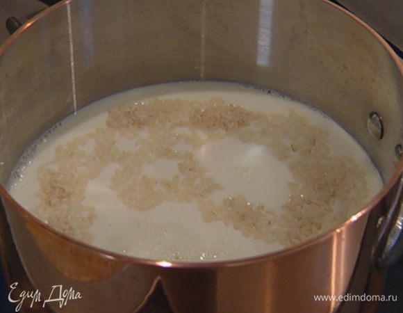 Рис залить молоком и варить 12–15 минут.