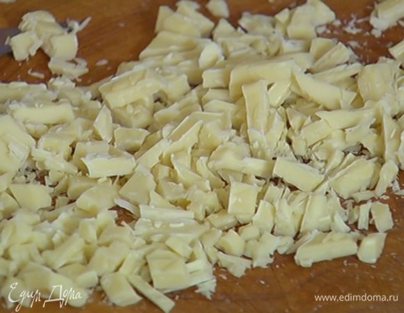 Шоколад порубить на небольшие кусочки.