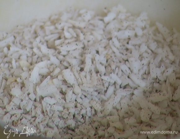 Добавить ванильную пудру, кокосовую стружку и все перемешать.