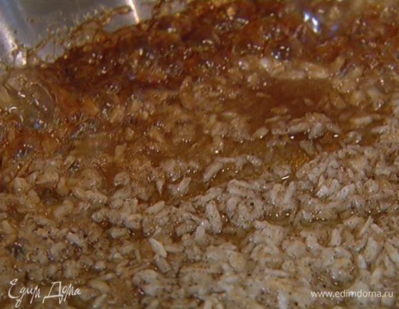 Разогреть сковороду, всыпать кокосовую стружку с пряностями и коричневый сахар, все немного прогреть, затем влить 2 ст. ложки воды и сварить карамель.