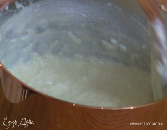 В готовую рисовую кашу вмешать шоколад.