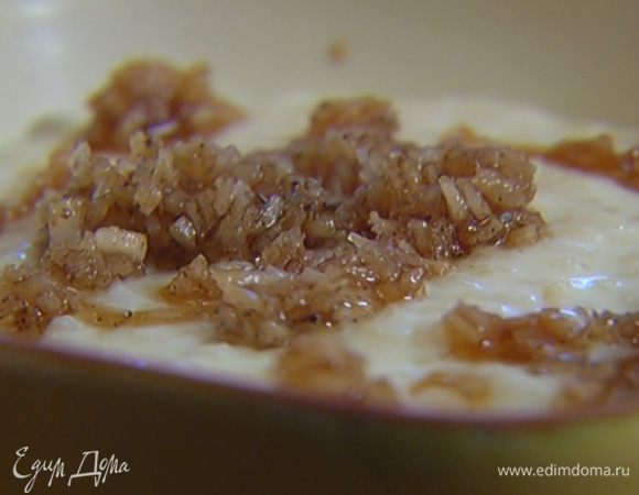 Разложить кашу в тарелки и украсить кокосовой карамелью.