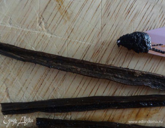 Как я уже писала, для приготовления пасхального кулича я использовала настоящую стручковую ваниль. Для этого стручок ванили нужно разрезать вдоль пополам и ножом счистить все, что внутри, — это самое сердце ванили. Пустые стручки не выбрасываем, а складываем в баночку с закручивающейся крышкой, в которую засыпаем обычный сахар. И уже через неделю можно использовать свой собственный натуральный ванильный сахар.