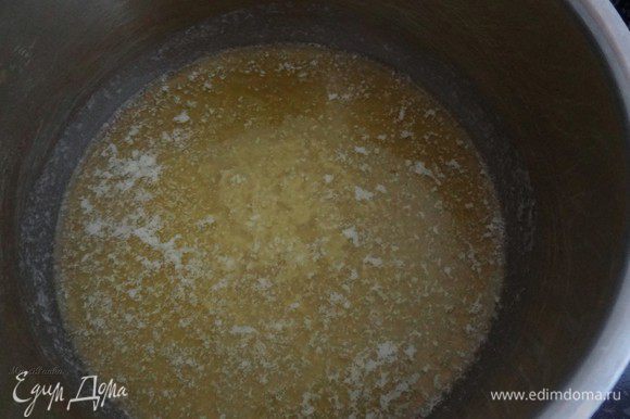 Сливочное масло перед добавлением в тесто растопить.
