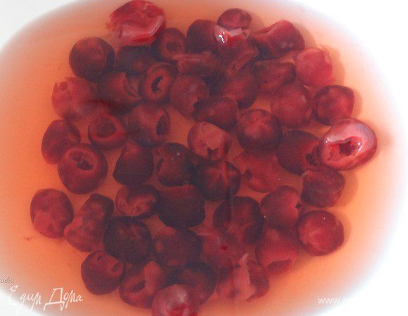 Вяленую вишню, пока тесто на расстойке, залить горячей водой с добавлением рома на 1 час.