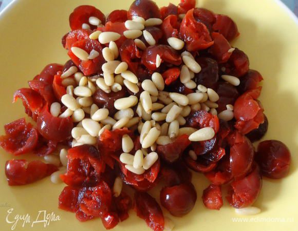 Затем воду слить, высушить вишню бумажным полотенцем и обвалять вместе с кедровыми орешками в муке, чтобы они равномерно распределились в тесте.