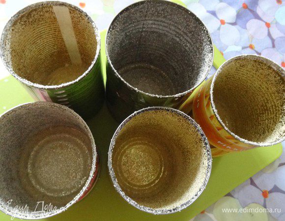 Приготовим формы для куличей. Для этого металлические баночки хорошо смазать растительным маслом при помощи кисточки и обсыпать манкой.