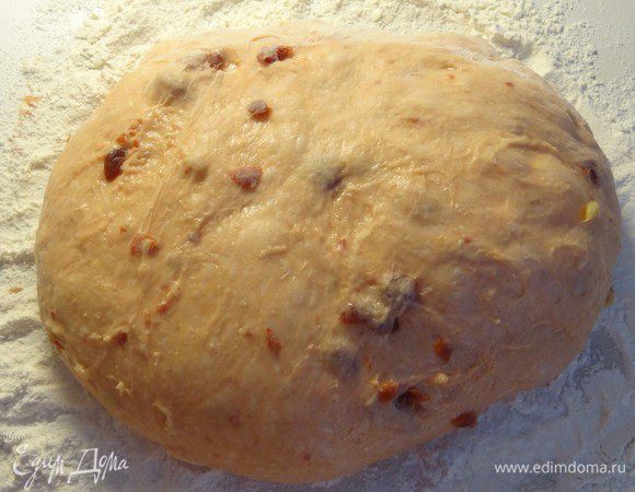 Вот такое красивое тесто получилось! Выложим его на разделочную поверхность, при необходимости подсыпем муки. Количество муки, ушедшей на приготовление кулича, регулируйте сами, в зависимости от того, какая именно у вас мука, ее степени клейковины, а также сорта. Вполне возможно, что вам понадобится больше или меньше муки, чем использовала я.