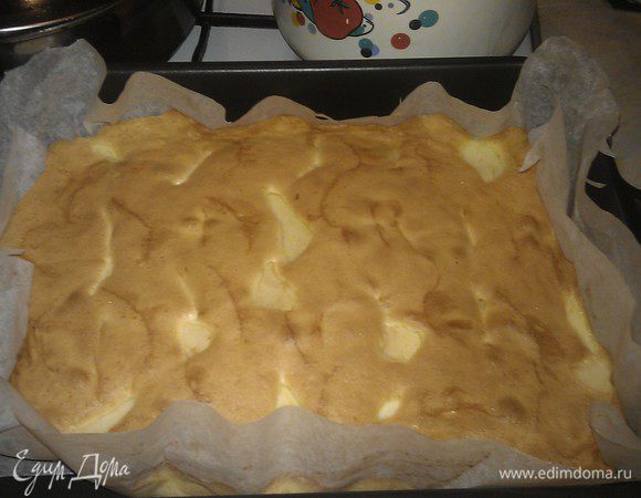 Духовку нагреть до 180 градусов. Форму застелить бумагой и смазать сливочным маслом. Влить тесто, сверху рядами уложить яблоки и персики. 
Поставить в духовку на 20-30 минут. Готовность проверить спичкой. 
