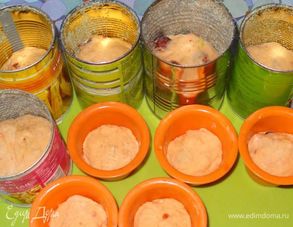 Разложим тесто по баночкам, заполнив их наполовину. У меня из указанного количества получилось 5 средних и 5 маленьких куличей. Для маленьких я использовала силиконовые формочки, ничем их не смазывая перед закладкой теста. Оставим тесто на расстойке, накрыв полотенцем, до тех пор, пока оно не поднимется почти до краев форм.