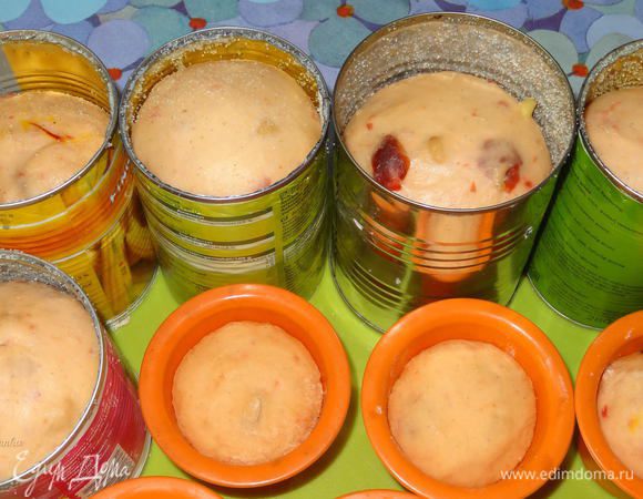 Ставим куличи в разогретую духовку. Выпекаем их первые 15 минут при температуре 180°С, а затем уменьшаем температуру до 160°С и выпекаем еще 15–25 минут. Готовность куличей определяем деревянной шпажкой, если она выходит сухой, значит, кулич готов.