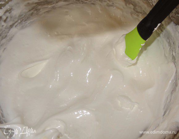 Приготовим глазурь. Для этого взобьем белки со щепоткой соли до устойчивых пиков. Затем постепенно добавим сахарную пудру. Можно ароматизировать глазурь, например, ромом, фруктовым сиропом или ароматизатором, но я оставила как есть.