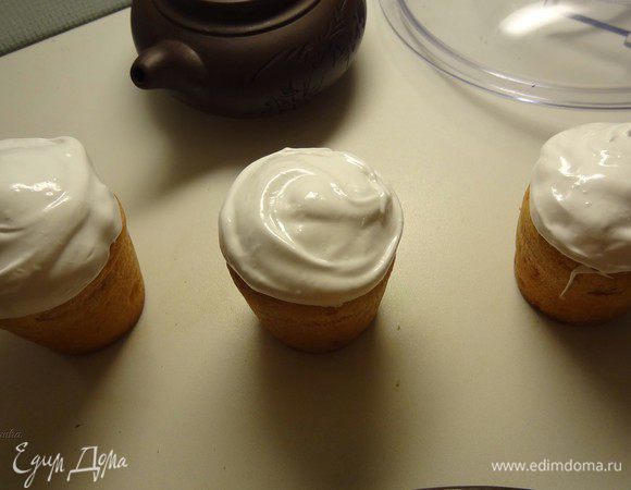 Нанести кисточкой глазурь на шляпки куличей. Глазурь получается густой, приятной в работе, не течет при нанесении.