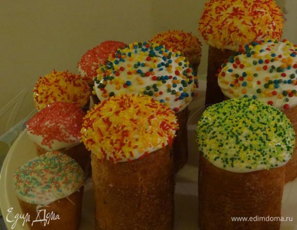 Украсим наши куличи разноцветным карамельным сахаром.