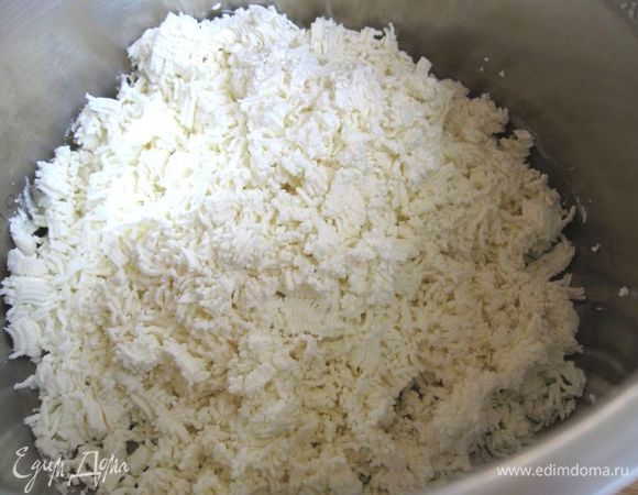 Два раза протереть творог через сито.