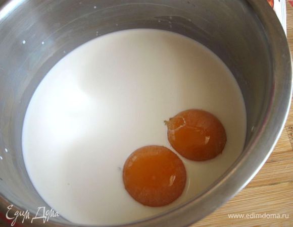 Желтки отделить от белков.  Белки не понадобятся. Часть сливок налить в небольшую миску, добавить желтки, перемешать.