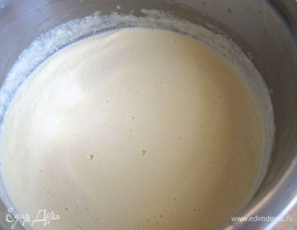 Оставшиеся сливки разогреть в небольшой кастрюльке, не доводя до кипения, взбить венчиком. Продолжая взбивать, добавить сливки с желтками и варить на маленьком огне, пока сливки не загустеют ( 3 - 4  минуты). Снять с огня и дать остыть.