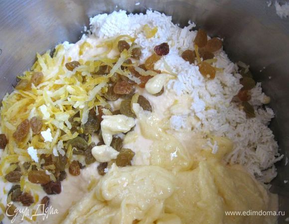 В протертый творог добавить загустевшие сливки, масло с сахаром, изюм, лимонную цедру, натертую на терке, и ванильный сахар. 