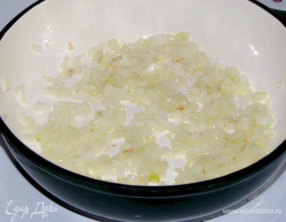 Разогреть в сковороде 2 ст. л. растительного масла и немного обжарить мелко нарезанный лук.