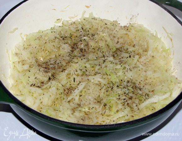 Добавить капусту и жарить, помешивая, до мягкости капусты. Добавить сахар, посолить и поперчить. По желанию добавить прованские травы.