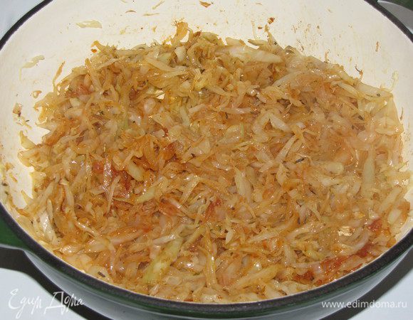 Добавить томатную пасту, перемешать и подержать на огне еще 5 минут.